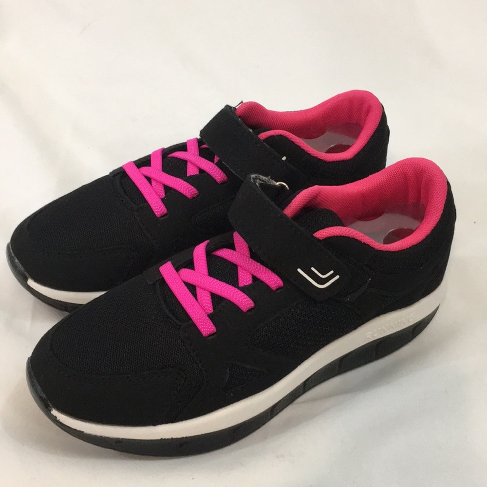 Black athletic running shoe Velcro strap size 7